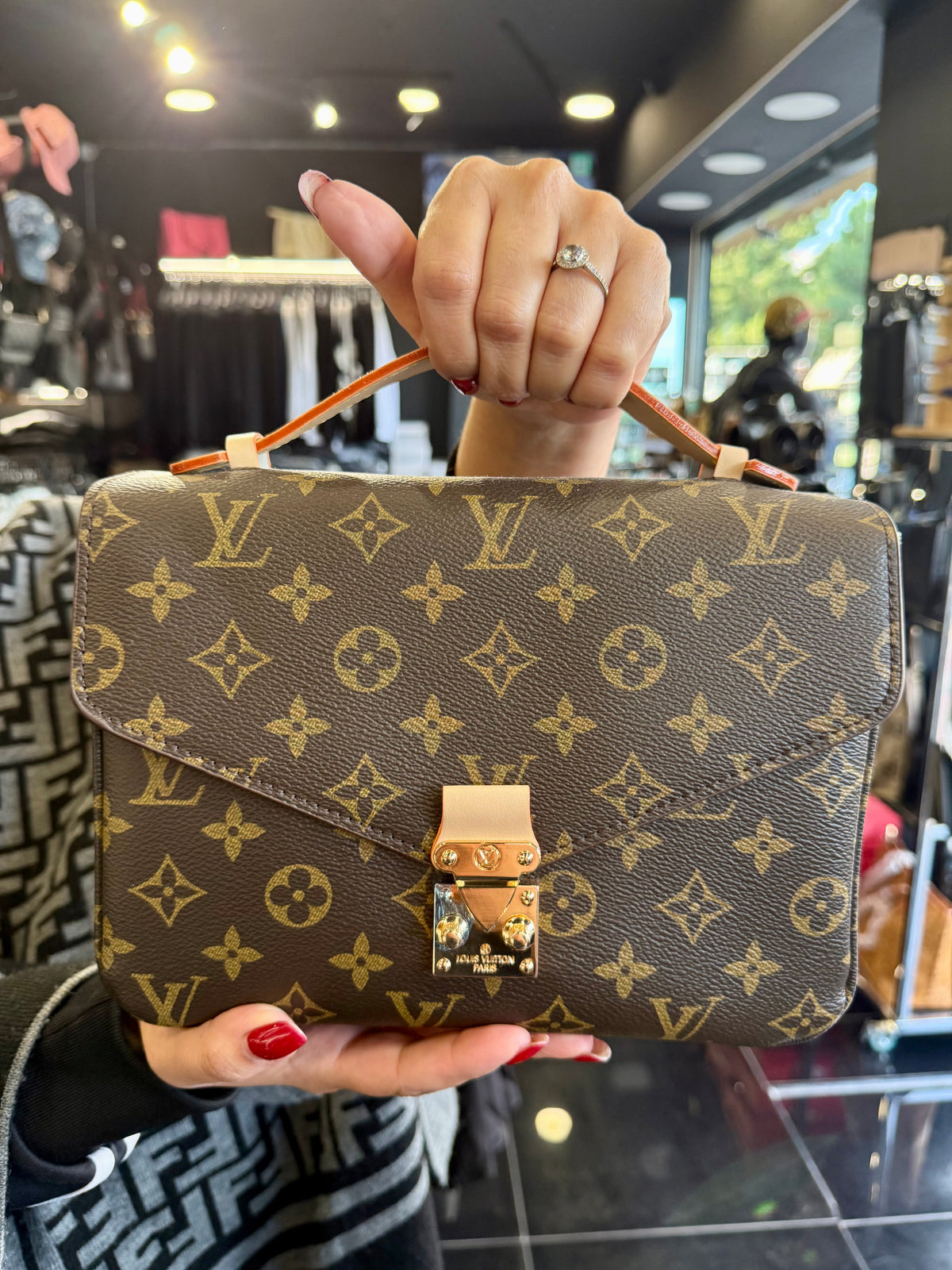 new arrivals τσάντακι LV