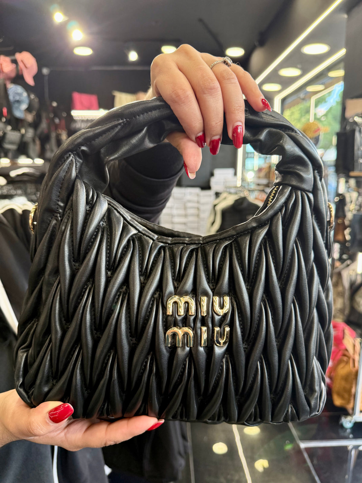 new arrivals τσάντακι μαύρο miu miu